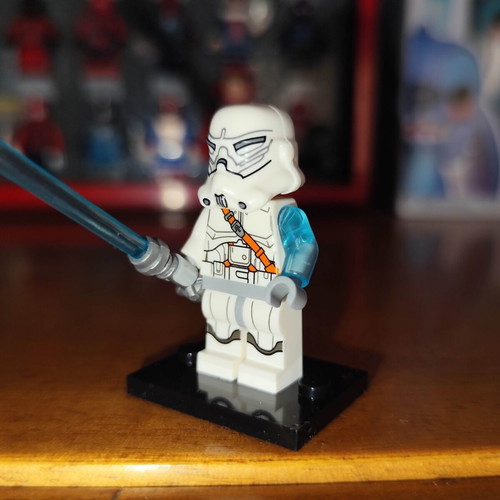 Jek-14 figure like new with blue lightsaber and two expressions