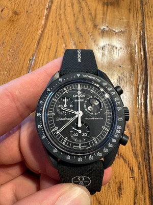 Swatch x Omega Moonswatch Mission to the Moonphase Snoopy New Moon Μαύρο