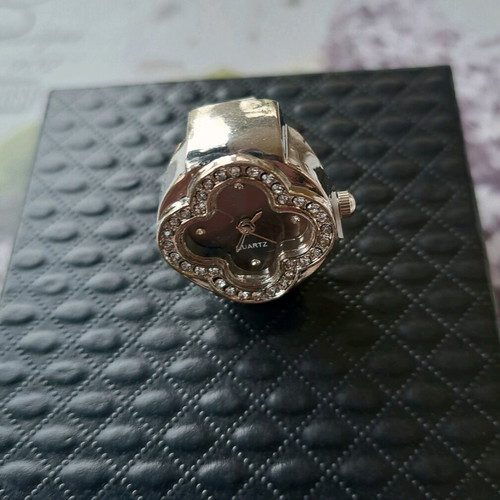Four-leaf clover ring watch with crystals and black dial like new