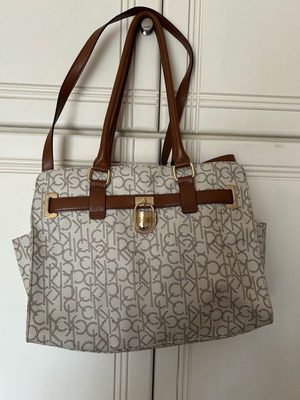 Calvin Klein handbag modern like new, multicolored