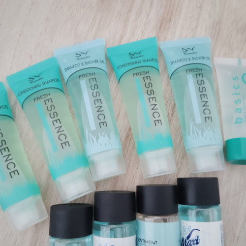 Set of shampoo and shower gel samples, 18 pcs, like new, ideal for travel