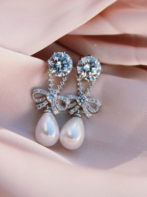 Pearl dangle earrings like new, silver-plated with imitation teardrop pearls