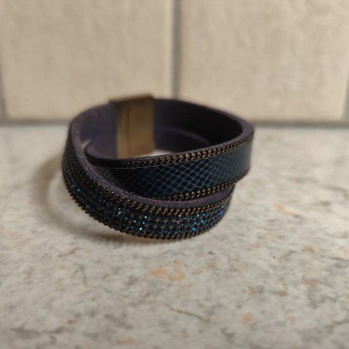 Bracelet with magnetic clasp used
