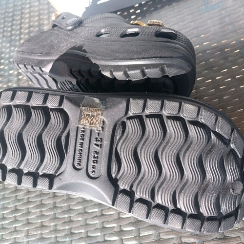 Black clogs like new with charms and gold chain size 36–37