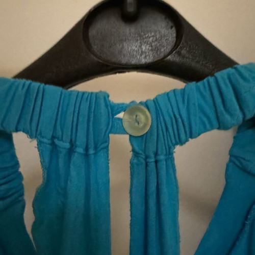 Women's sleeveless top turquoise like new, open back, elastic hem