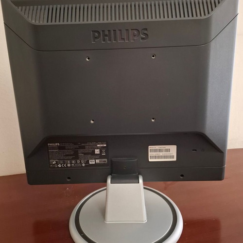 Philips LCD 170A7FS/00 17" monitor like new with speakers and adjustable stand