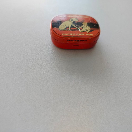 Small tin box with gramophone needles "MARSCHALL NEEDLES", MADE IN GERMANY.