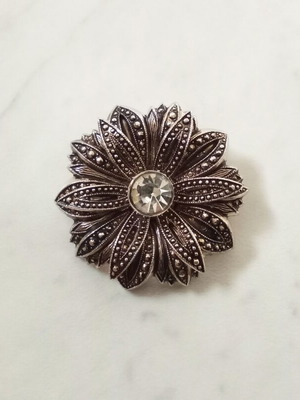 Vintage flower brooch like new, silver color, 4 cm diameter