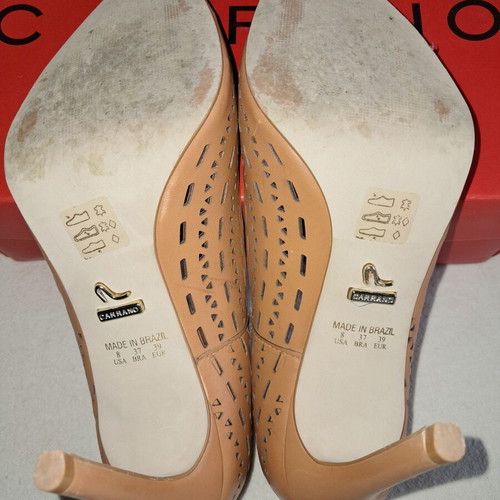 Carrano pumps like new, closed in beige color with low heel