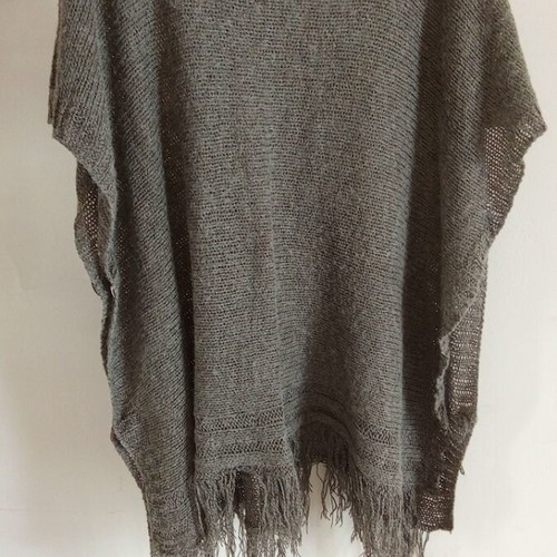 Yarn poncho used with fringes, grey and beige