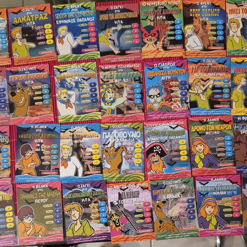 Scooby-Doo World of Mystery collectible card set like new, 332 pieces