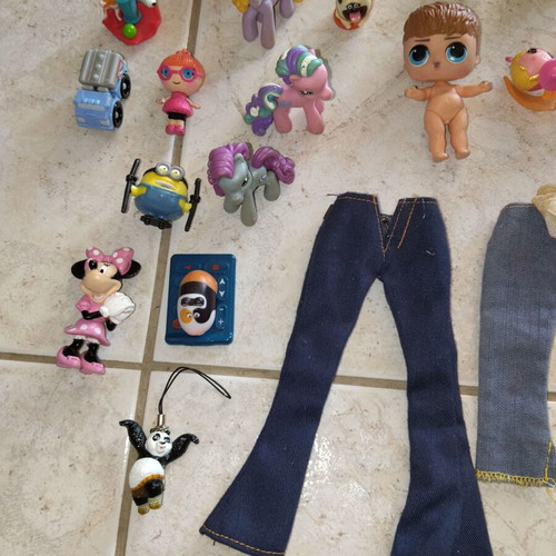 Dolls, clothes and more, pack