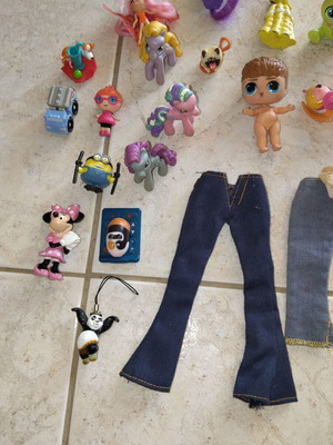 Dolls, clothes and more, pack