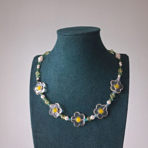 Daisy necklace like new, multicolored with green details
