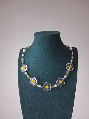 Daisy necklace like new, multicolored with green details