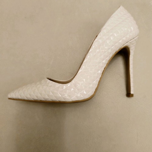 White pump new with embossed design and 10 cm heel