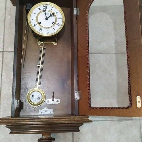 Wooden wind-up pendulum clock used with Asso mechanism