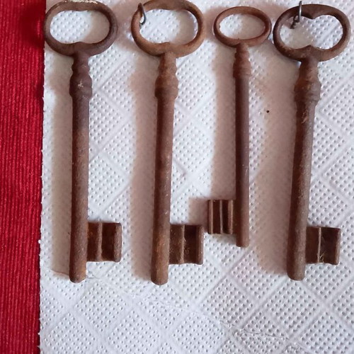 Antique iron keys used, collectible, rare, pack of 5 pieces 1890-1912
