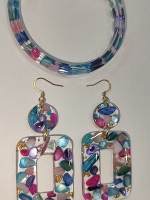 Handmade jewelry set with multicolor resin and iridescent stones