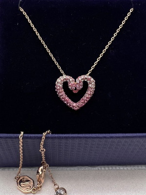 Swarovski колие ново, сребърно с розови камъчета
