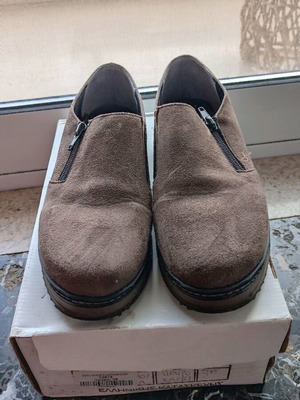 Everyday shoes in puro color like new with zipper