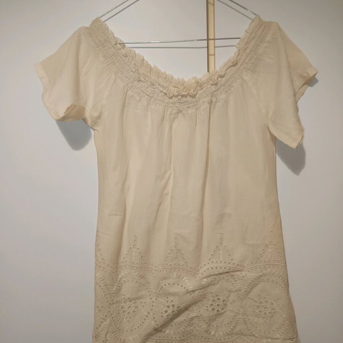 Attrattivo blouse ecru like new with embroidered designs and short sleeves