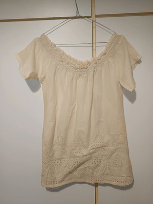 Attrattivo blouse ecru like new with embroidered designs and short sleeves