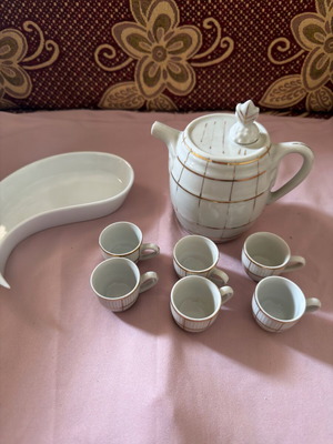 Tea set like new with mini cups