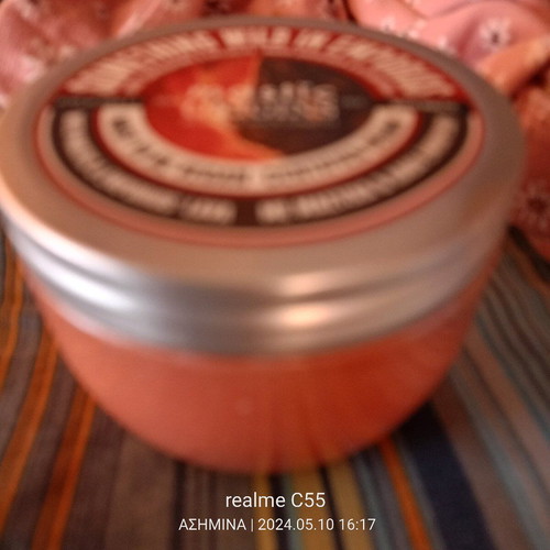 Deep exfoliation and anti-cellulite cream with mastic and lava