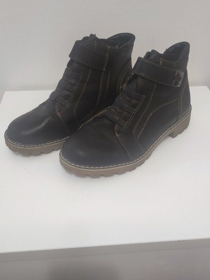 Women's ankle boots like new with warm lining and zipper, size 41