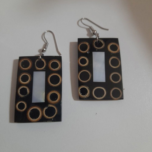 Ethnic earrings like new with mother of pearl details