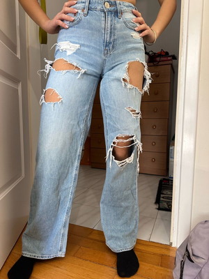 American Eagle blue ripped jeans like new, size 4