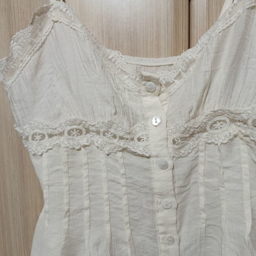 Top with adjustable straps and lace, cream color