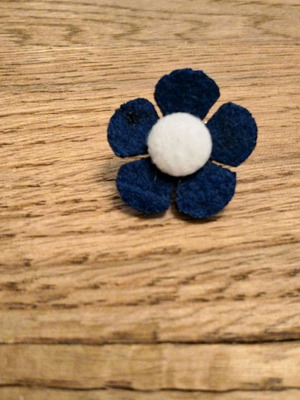 Flower lapel pin navy with white center new, diameter 2.5cm