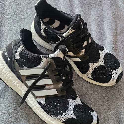 Adidas athletic shoes new, size 39, black and white