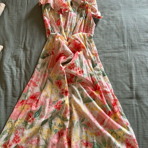 Maxi dress floral like new, size Small, strap details