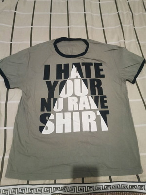 Rave unisex t-shirt like new, medium size