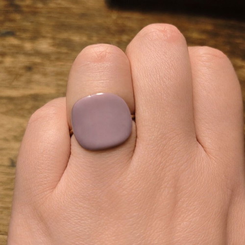 Adjustable ring with gold and lilac elements