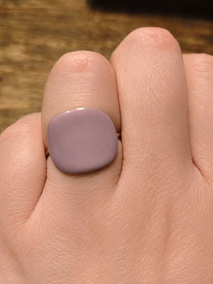 Adjustable ring with gold and lilac elements