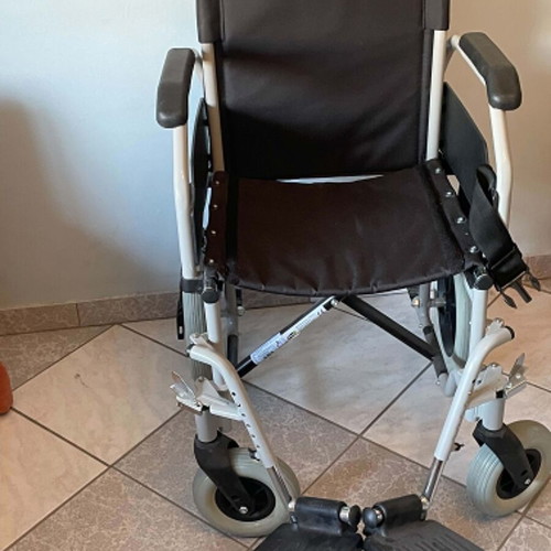 Wheelchair like new, manual with adjustable removable footrests and wheels