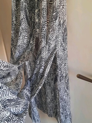 Lynne dress divine with bold slits, like new, size 40