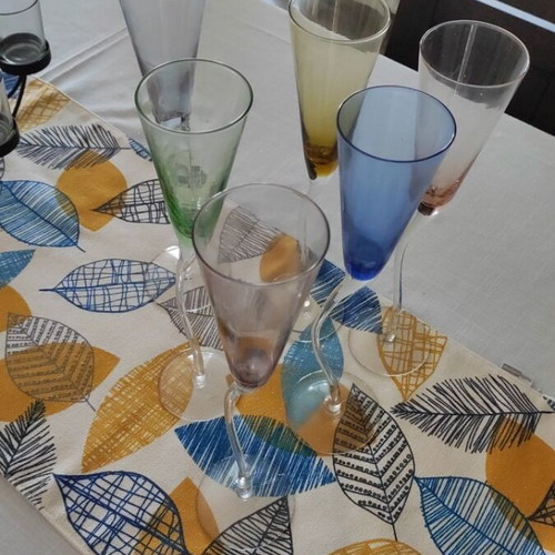Set of 6 champagne glasses like new with elegant design