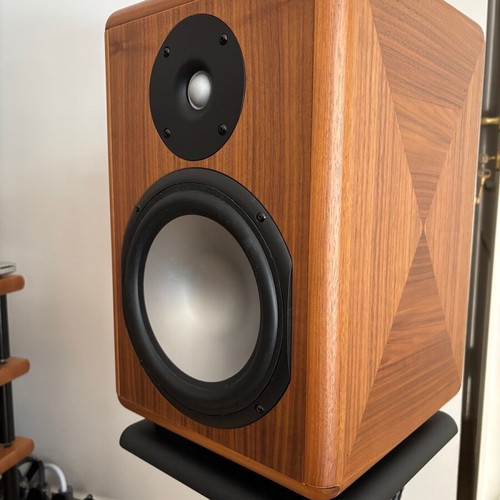 Chario Syntar 520R bookshelf speakers with manufacturer stands