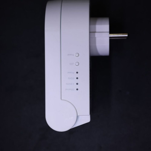 TP-Link RE365 AC1200 Wi-Fi Range Extender like new with Schuko pass-through