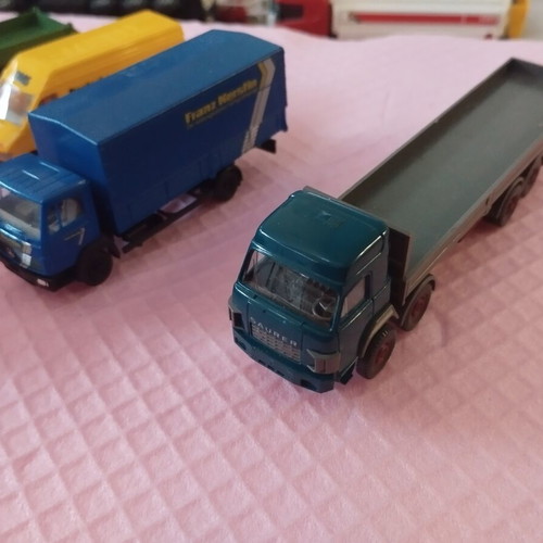 HO scale toy trucks and van, set of 6