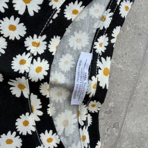 Zara blouse with daisy pattern, small, like new, cool fabric