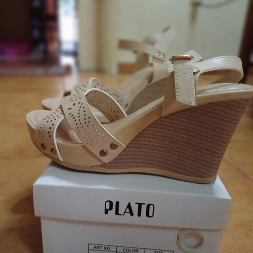 Sandals used in ecru color, size 38, narrow fit