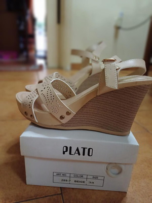 Sandals used in ecru color, size 38, narrow fit