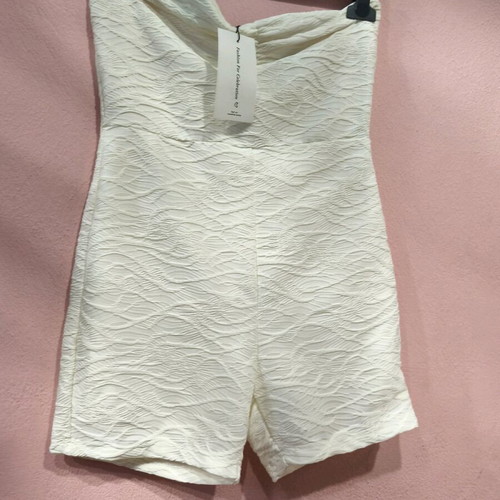 White all-in-one shorts with embossed designs Shein