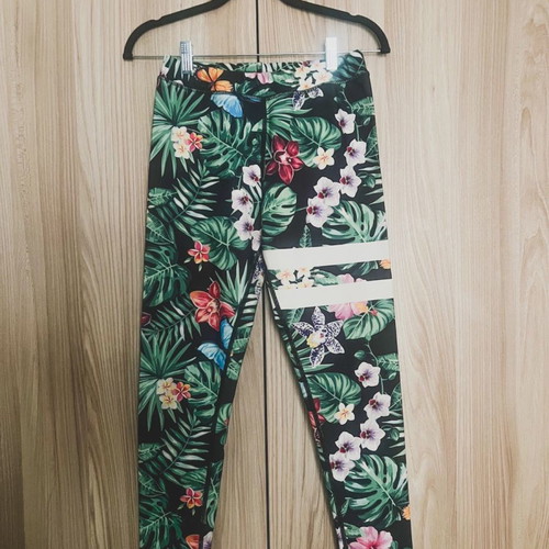 Multicolor fitness leggings used, size medium
